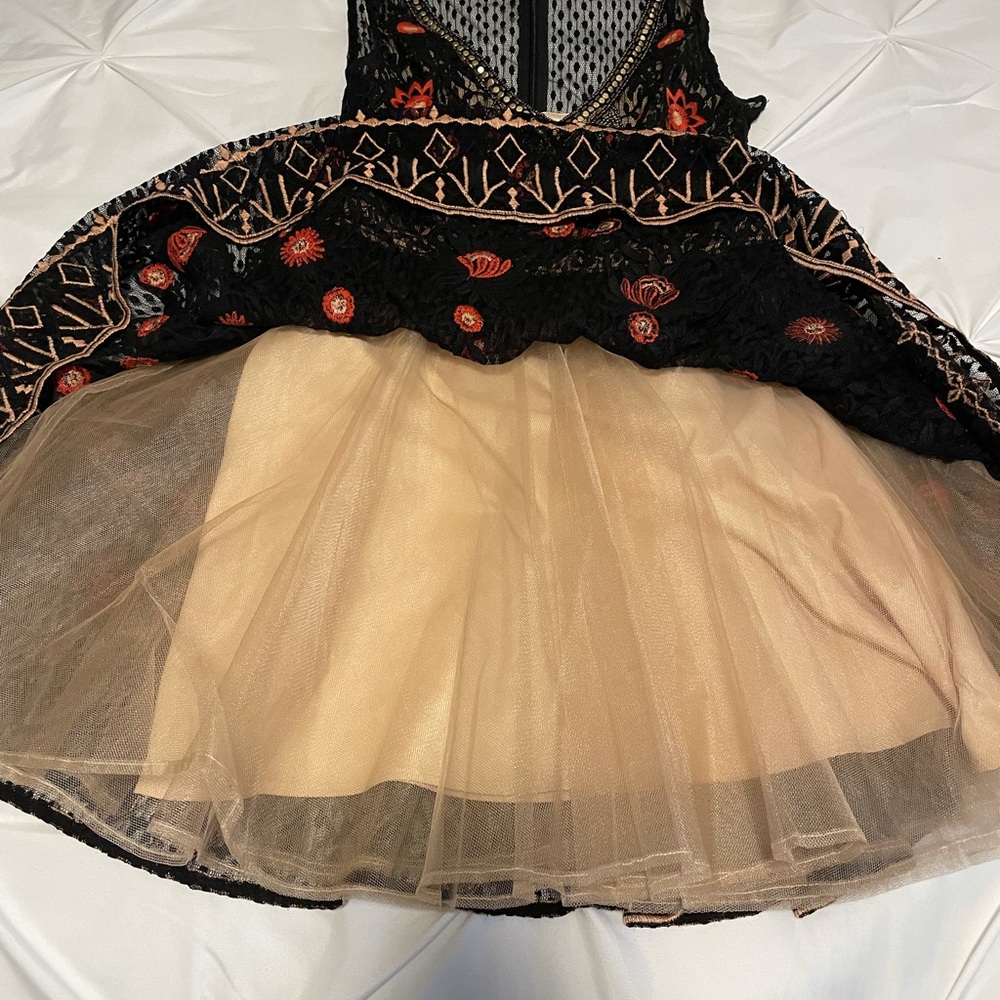 Bebe dress. Size 4 NWOT Beautiful dress!